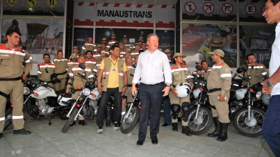 Prefeito Arthur entrega viaturas ao Detran