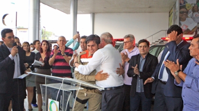 Prefeito Arthur entrega viaturas ao Detran