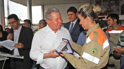 Prefeito Arthur entrega viaturas ao Detran