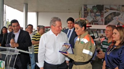 Prefeito Arthur entrega viaturas ao Detran