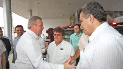 Prefeito Arthur entrega viaturas ao Detran