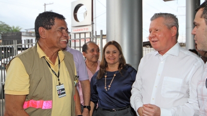 Prefeito Arthur entrega viaturas ao Detran