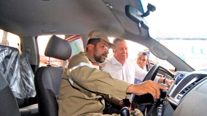 Prefeito Arthur entrega viaturas ao Detran