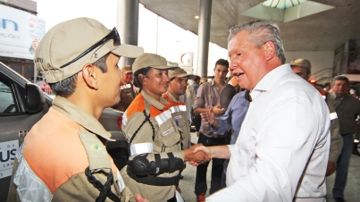 Prefeito Arthur entrega viaturas ao Detran