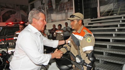 Prefeito Arthur entrega viaturas ao Detran