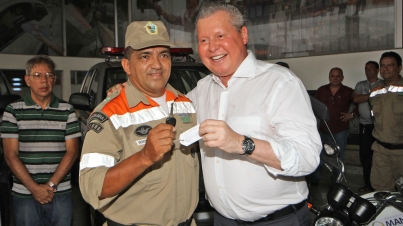 Prefeito Arthur entrega viaturas ao Detran
