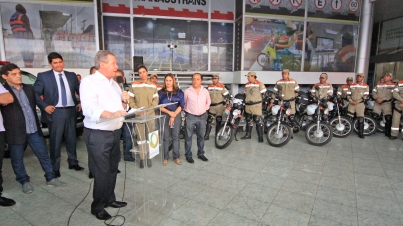 Prefeito Arthur entrega viaturas ao Detran