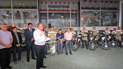Prefeito Arthur entrega viaturas ao Detran
