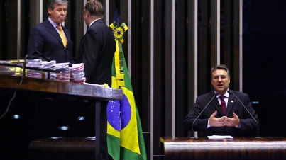 Senador Raimundo Colombo discursa na tribuna de honra do Senado. Ao seu lado os senadores Arthur Virgílio e José Sarney