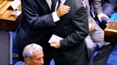 Na sessão comemorativa dos 20 anos da volta da Democracia ao Brasil, o encontro do ex-ministro Dante com o senador Artur Virgílio