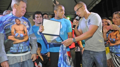 José Aldo Júnior recebe do Prefeito Arthur Virgílio Neto placa de homenagem