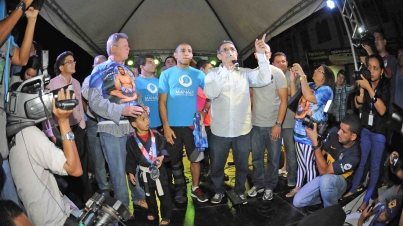 José Aldo Júnior recebe do Prefeito Arthur Virgílio Neto placa de homenagem