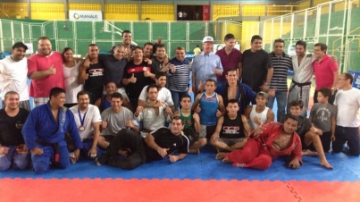 Prefeito Arthur Virgílio prestigia 25 anos das Academias Monteiro