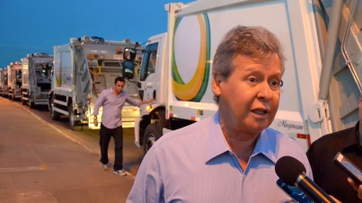Prefeito Arthur Virgílio Neto entrega dez novos caminhões de coleta de lixo