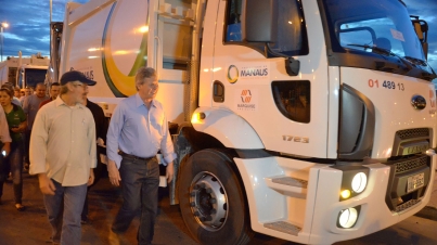 Prefeito Arthur Virgílio Neto entrega dez novos caminhões de coleta de lixo