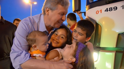 Prefeito Arthur Virgílio Neto entrega dez novos caminhões de coleta de lixo
