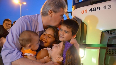 Prefeito Arthur Virgílio Neto entrega dez novos caminhões de coleta de lixo