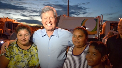 Prefeito Arthur Virgílio Neto entrega dez novos caminhões de coleta de lixo