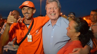 Prefeito Arthur Virgílio Neto entrega dez novos caminhões de coleta de lixo