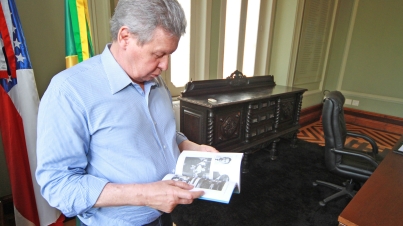 Prefeito com livro de seu pai que será lançado em Brasília
