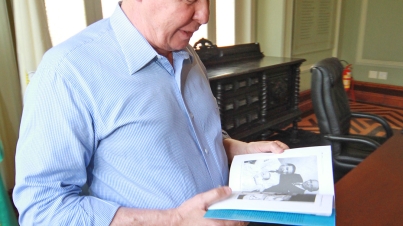Prefeito com livro de seu pai que será lançado em Brasília