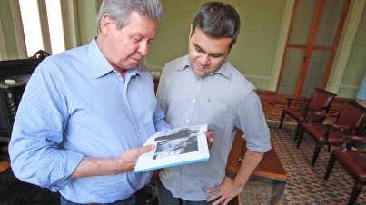 Prefeito com livro de seu pai que será lançado em Brasília