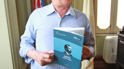 Prefeito com livro de seu pai que será lançado em Brasília