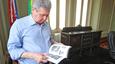 Prefeito com livro de seu pai que será lançado em Brasília